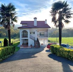 Casa a Riotuerto. Casa independiente con jardín