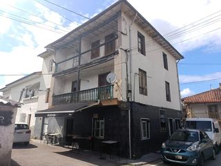 Casa in Santa María de Cayón. Casa edificio para reforma completa con negocio en funcionamient