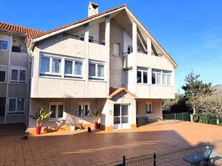 Ground floor in Mogro. Piso con jardín, garaje y trastero, junto a la playa de usil, en