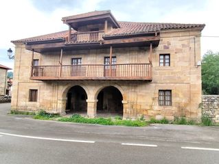 Mas à Saro. Casona de piedra en saro