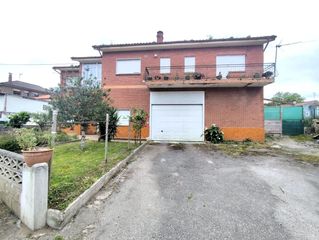 Casa en Castañeda. Casa independiente con jardín en castañeda