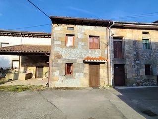 Casa a Villaescusa. Casa de piedra adosada con jardín en obregón de villaescusa