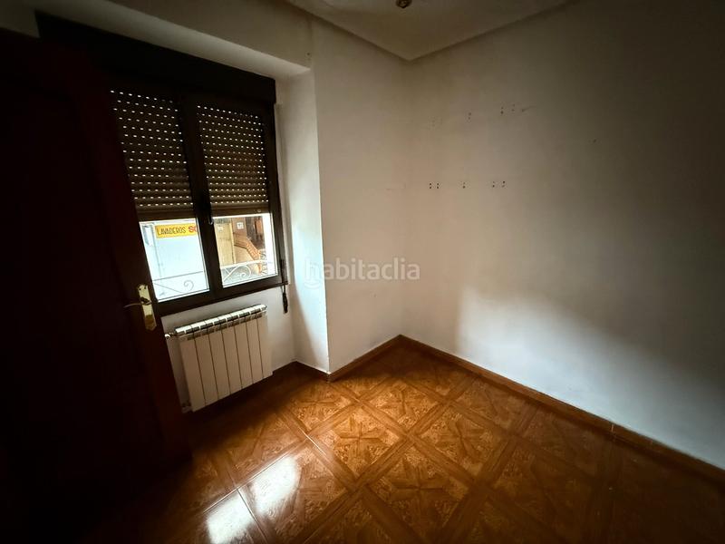 Foto 14017bed-fd98-48a7-a3b6-dced964e6340. Casa aparellada a calle nalona 27 a Sama Langreo