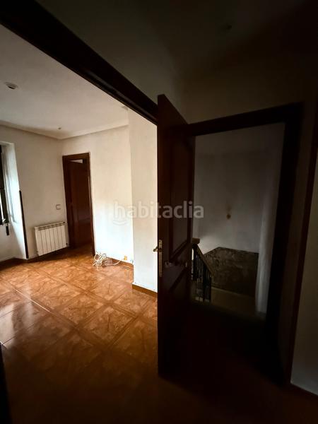 Foto 2f9245da-80fb-46d5-bab6-7fde9b5f02a6. Casa aparellada a calle nalona 27 a Sama Langreo