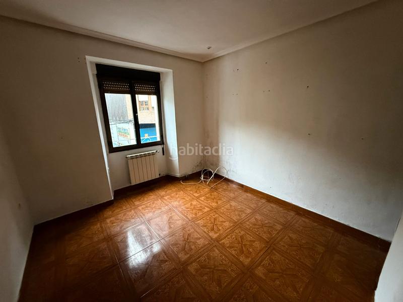 Foto 38a193f0-6d76-4c89-8a32-fad695545356. Casa aparellada a calle nalona 27 a Sama Langreo