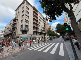 Rent Office space in Calle uría 40. Oficina excelente calle uria