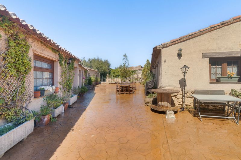 Foto f3d94fed-fd67-461b-9823-2d7c6e729c08. Casale con camino riscaldamento parcheggio piscina in Benafarces