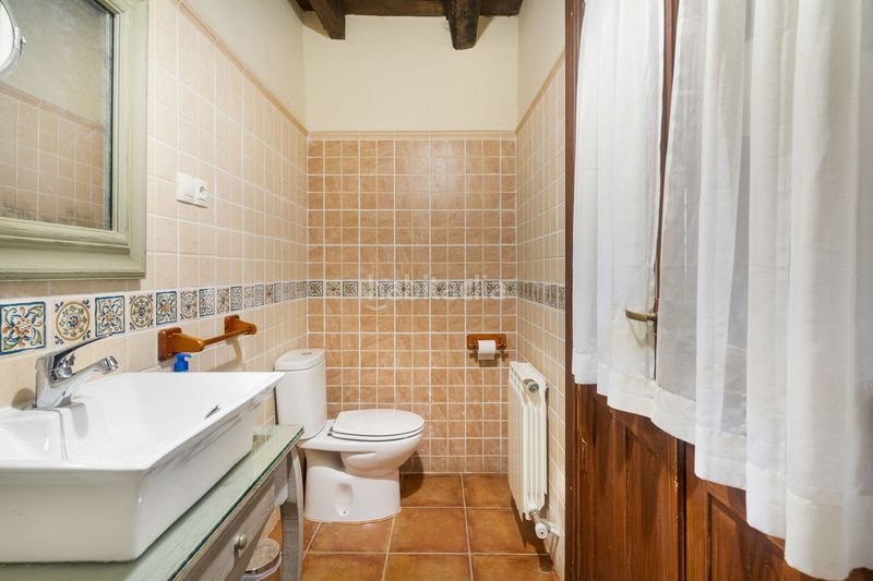 Foto f94614bd-a857-43a8-af97-2bd4949d2030. Casale con camino riscaldamento parcheggio piscina in Benafarces