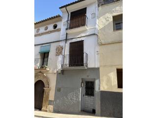 Casa a Mayor baja 22. Se vende casa unifamiliar con patio y acceso por dos calles en c