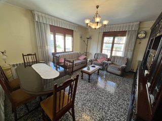 Pis  Calle valdealgorfa 1. Se vende piso con ascensor y plaza de garaje en zona vivero de a