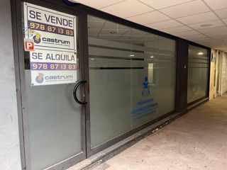 Local Comercial en Plaza  paola blasco 1. Se vende local totalmente acondicionado para iniciar tu negocio