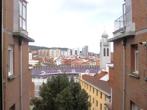 Foto 9e6b3212-56c3-47af-bb91-8c54789d449f. Piso  alto con ascensor de tres dormitorios , para entrar a vivir!! en Bilbao