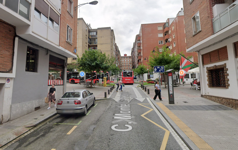 Foto 356c7fbe-4d72-4de4-8aa4-499646ba1c30. Autoparkplatz in Arangoiti Bilbao