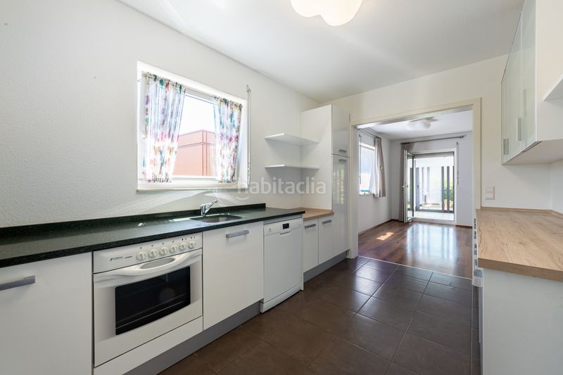 Foto b8fde996-6e7b-4a94-9315-bf6a25faea3e. Casa amb calefacció aparcament a Sopela