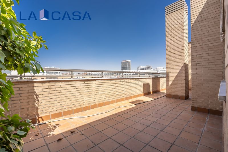 Foto 534c506b-6aaa-4ea1-bde3-c70f4873be1f. Àtic amb calefacció aparcament piscina a Delicias Madrid