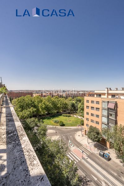 Foto c0df812c-bb7a-4e3c-ad85-1612b123e1df. Àtic amb calefacció aparcament piscina a Delicias Madrid