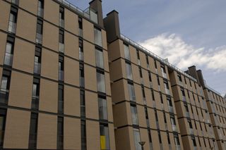 Local Comercial a Paseo de berlin 10. Modalidades: venta, alquiler y alquiler con opción de compra.