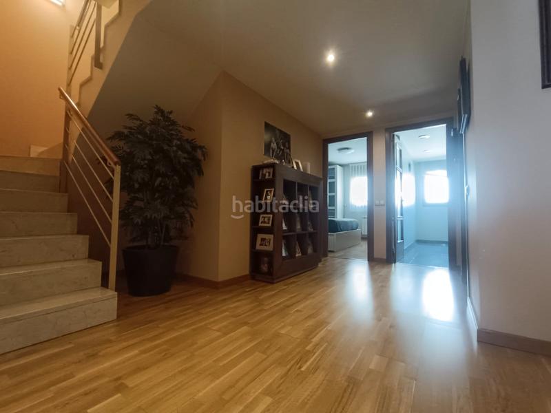 Foto 3eac643c-e5b1-4124-bb29-75df04c84245. Dúplex muy luminoso, 3 habitaciones, terraza, parking y trastero en Terrassa