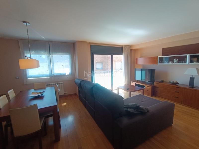 Foto ce17736c-727b-4377-8e81-27347daf5a9b. Dúplex muy luminoso, 3 habitaciones, terraza, parking y trastero en Terrassa