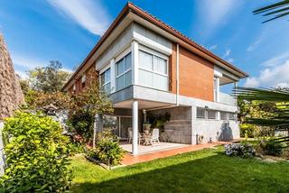 Chalet  Carrer de john lennon. Chalet con gran jardín y vivienda independiente