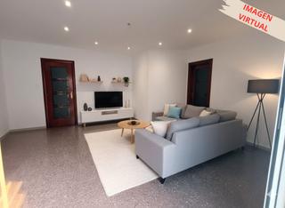 Pis  Carrer d'amèrica. 4 habitaciones y balcón. bien conservado para entrar a vivir