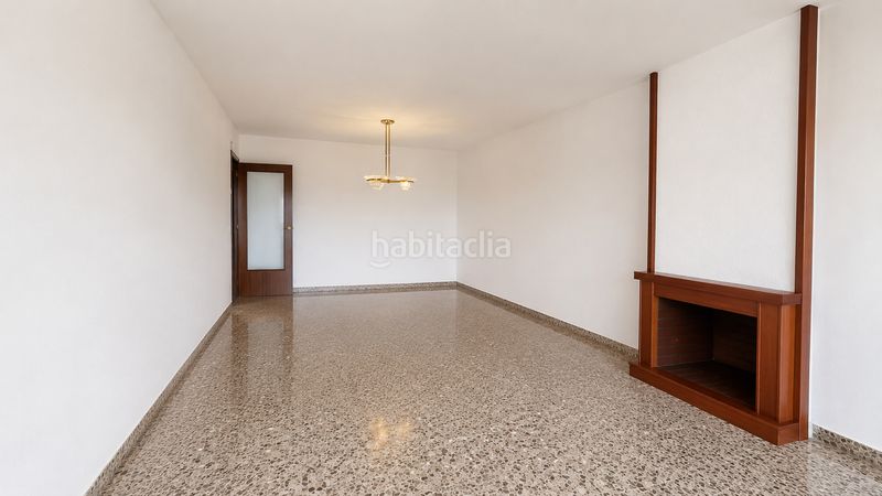Foto b2eb7fa5-4032-4486-bf9b-1e75715dd46e. Pis amb xemeneia calefacció a Can Boada Terrassa