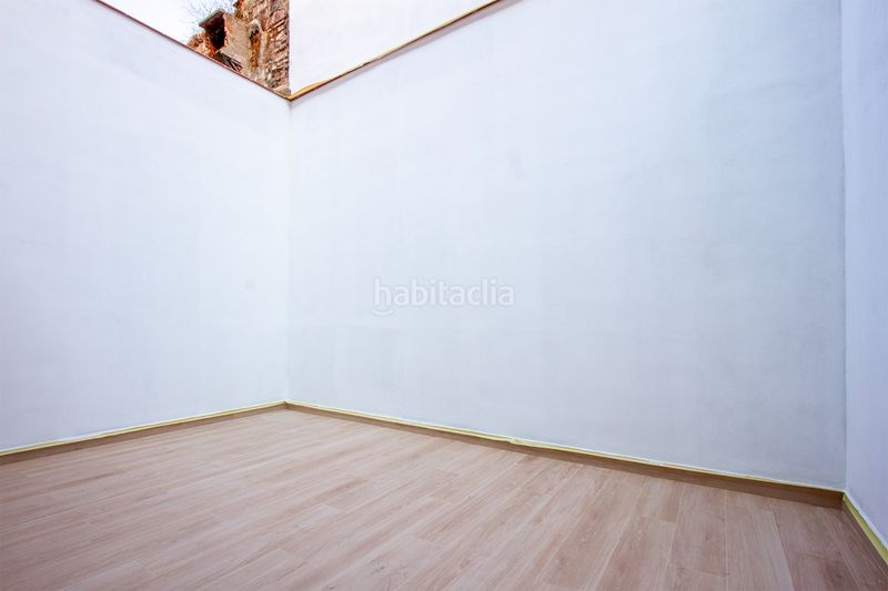 Foto e5b364f3-934c-457e-b103-a0f76c31f24f. Casa adossada amb calefacció a Barri del Centre Terrassa
