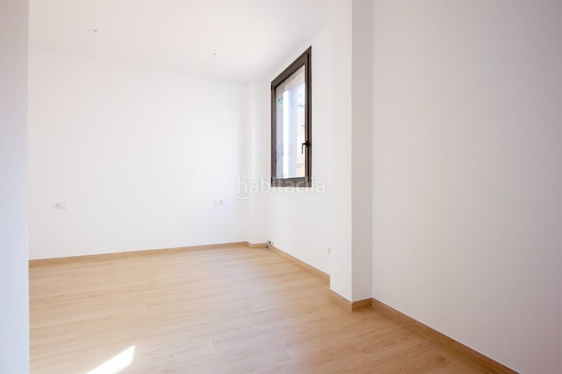 Foto f946f09f-968d-437c-8fdd-3187bef36176. Casa adossada amb calefacció a Barri del Centre Terrassa