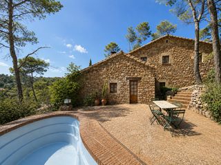 Country house  Carrer castellassa. Espectacular masía con piscina, 5 habitaciones y 2400 m² de parc