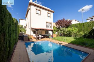 Chalet  Calle de carmen martín gaite. Espectacular chalet independiente con parcela haciendo esquina e