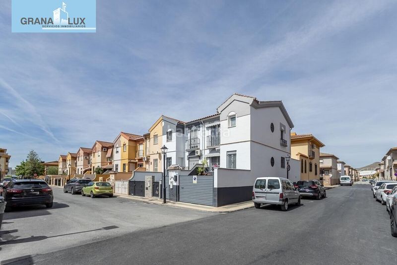 Foto 24805c4b-a284-4c10-998d-2a8aa5cf5548. Casa aparellada amb aparcament a Atarfe