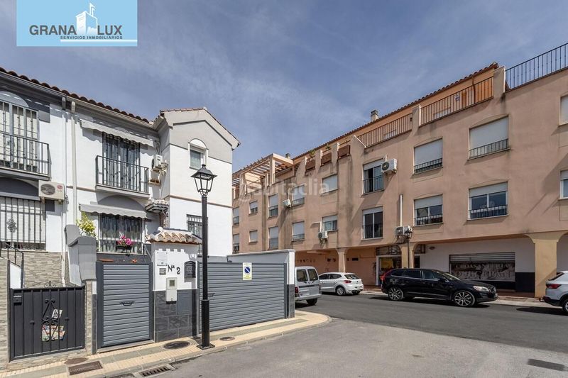 Foto bf03de63-092b-4cd2-94ca-0747d7faea93. Casa aparellada amb aparcament a Atarfe