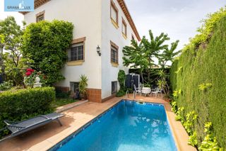 Casa aparellada  Calle de ana maría matute. Casa pareada con piscina en la zubia  3 dormitorios, amplia y lu