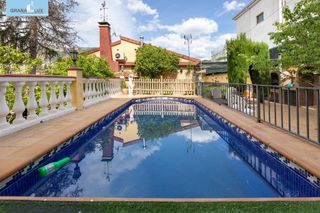 Chalet  Calle de las mimbres. Espectacular chalet independiente con piscina en alfacar