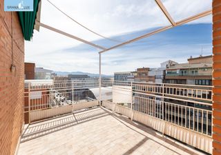 Dachwohnung  Calle emperatriz eugenia. Sale a la venta extraordinario atico reformado en granada