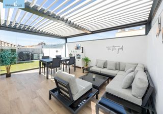 Pis  Estac tranvias. Ático con pergola bioclimatica junto al metro