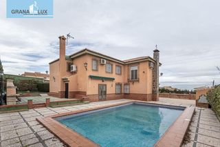 Haus  Avenida del molino alto. Chalet con piscina y gran parcela en la urbanización molino alto