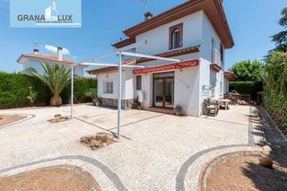 House  Urbanizacion urbanización parque de cubillas. Magnífica casa con parcela en urbanización privada con piscina c