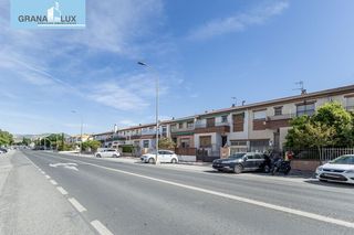 Reihenhaus  Calle de la redonda. Casa adosada con cochera y patio en pinos puente