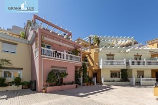 Casa adossada  Calle santo sepulcro de la quinta. Adosada en el centro de granada