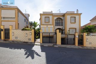 Casa adossada  Calle de los aperos del pilar. Espectacular vivienda pareada con jardín, terraza 360º y garaje