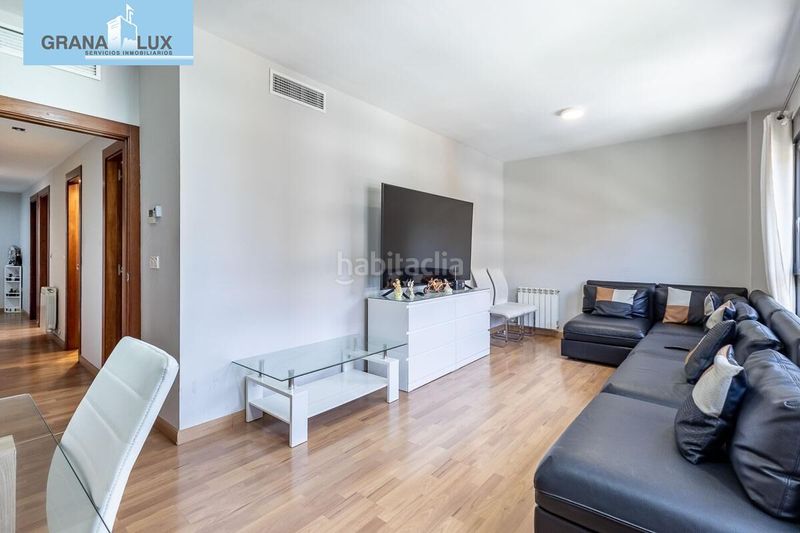Foto 6448e7a3-24a7-49e6-a212-259561cd49a3. Piso exclusiva vivienda en residencial Parque Lagos en Granada