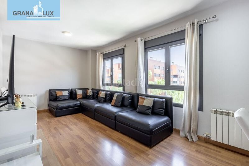 Foto cae00c3a-6a50-43a0-8396-8de7cfccb730. Piso exclusiva vivienda en residencial Parque Lagos en Granada