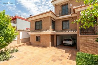 Doppelhaus  Calle del doctor marañón. Chalet accesible de gran amplitud, con jardín privado, garaje y