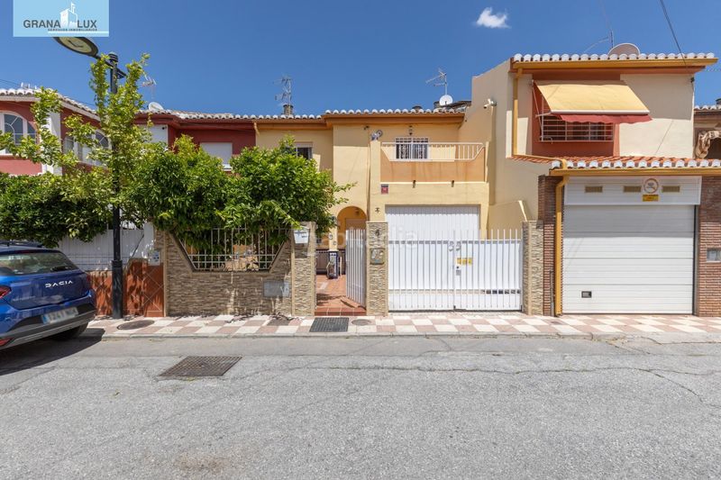 Foto c13ca397-3fb2-41bc-8c8c-d8e542d35e3e. Casa adossada amb calefacció aparcament a Avda. De los Ogíjares Armilla