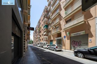 Piso  Calle nazaríes. Dos dormitorios  cochera en agustina de aragon, alhamar
