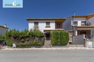 Casa aparellada  Calle de cristóbal colón. Casa pareada de 195 m2 con 3 dormitorios, 3 baños y cochera en p