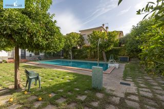 Maison jumelée  Calle de almajara. Exclusiva vivienda con piscina en la zona del serrallo con pisci