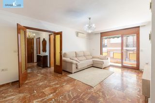 Pis  Calle marques de mondejar. Vivienda de grandes dimensiones y potencial de reforma junto a c
