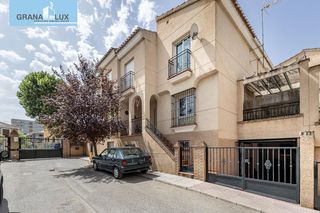 Casa aparellada  Camino cementerio. Amplia casa de 5 dormitorios en alhendín, granada
